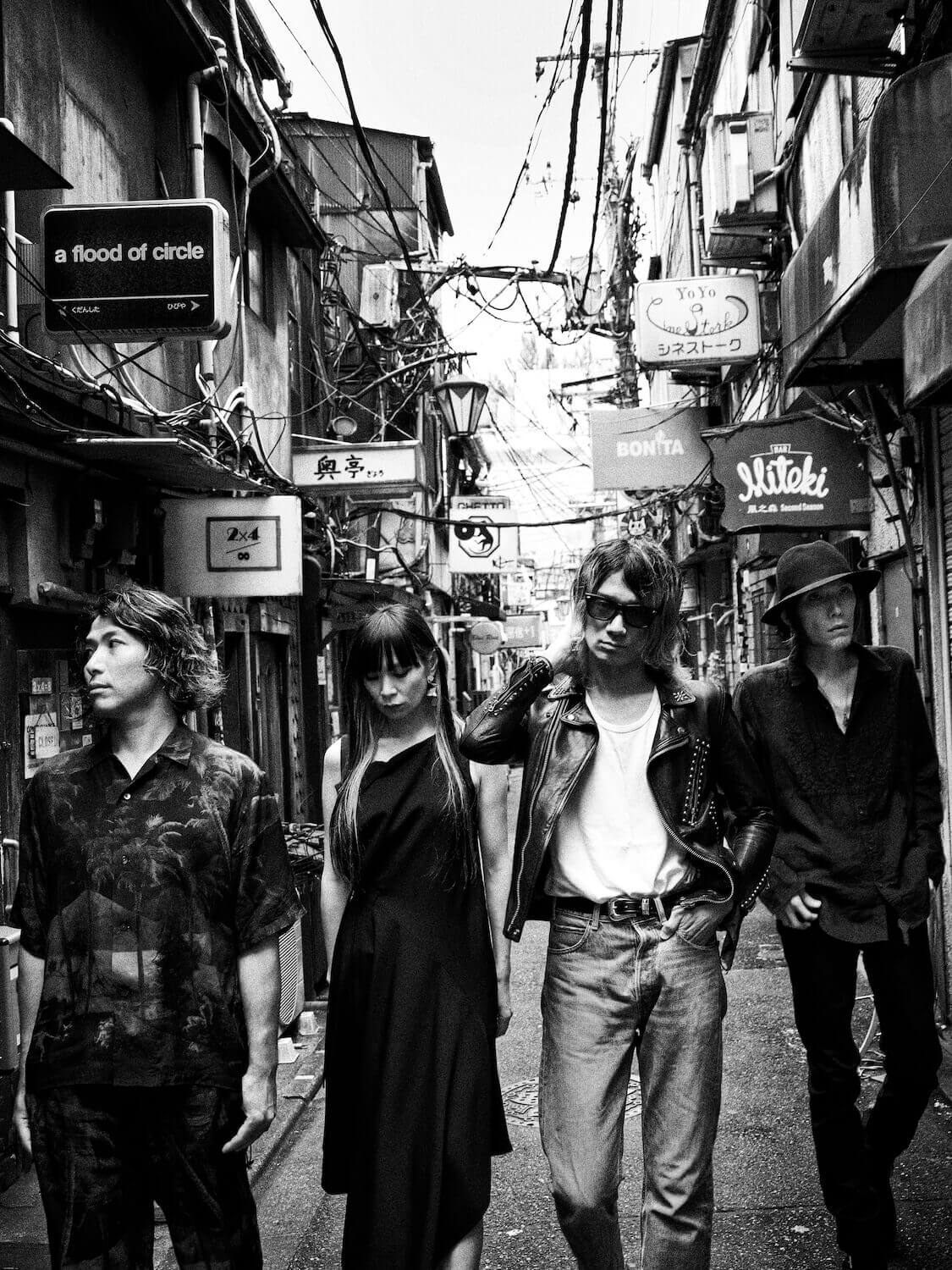 “生き急ぎ”と“ジタバタ”の武道館<br>黒でも赤でも、大爆笑する！